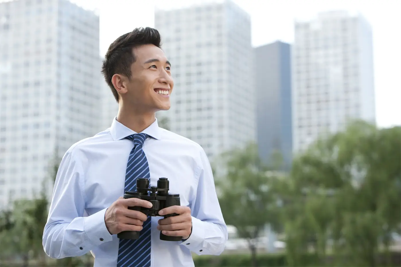 businessman-holding-binoculars